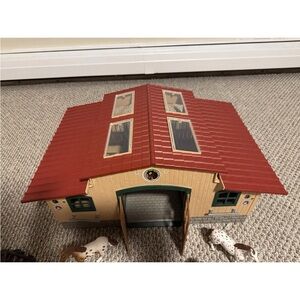 Schleich Barn with accessories & Schleich horses. Mint condition!!